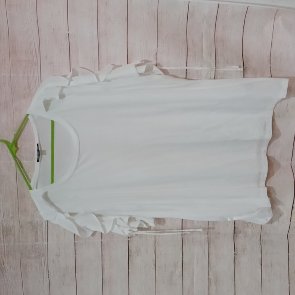 NWOT 4x white t-shirt with ruffled sleeves
